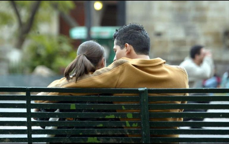 pareja_sentados_banca_frio_info_crop1601489909066.jpg_1970638775
