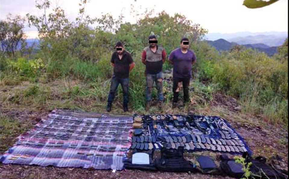 tres-personas-con-armas-largas