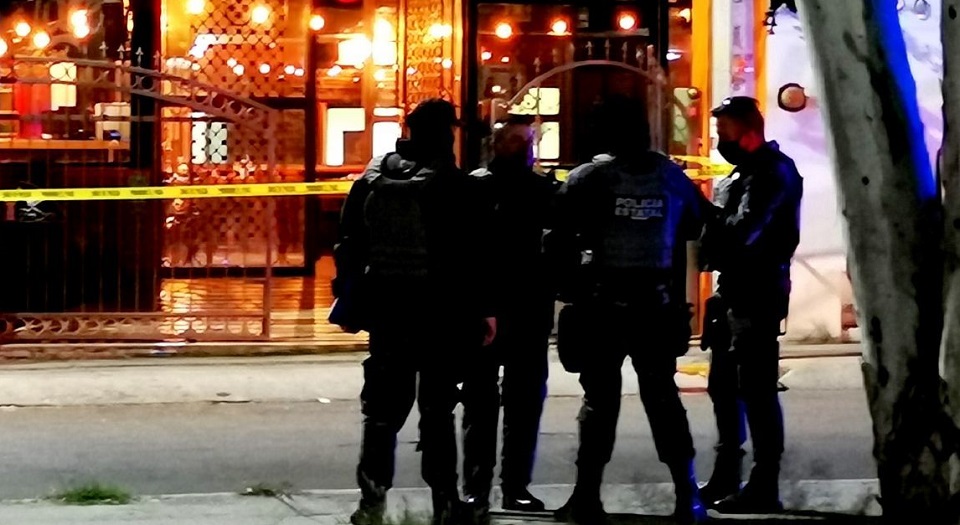 Dos policías de la Secretaría de Seguridad Pública de Zacatecas fueron asesinados la madrugada de este domingo dentro del bar Santa Madre Curandería, una mujer policía de la fiscalía resultó herida, así como un civil, ambos fuera de peligro.