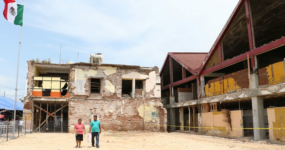 JUCHITAN, OAXACA, 19SEPTIEMBRE2018.- A más un año de del sismo que sacudió el itsmo de Tehuantepec aun siguen las labores de construcción y remoción de escombros. El presidente electo de México visitó la zona afectada y se comprometió evaluar los avances cada seis meses como parte del plan nacional de reconstrucción.FOTO: SAÚL LÓPEZ /CUARTOSCURO.COM