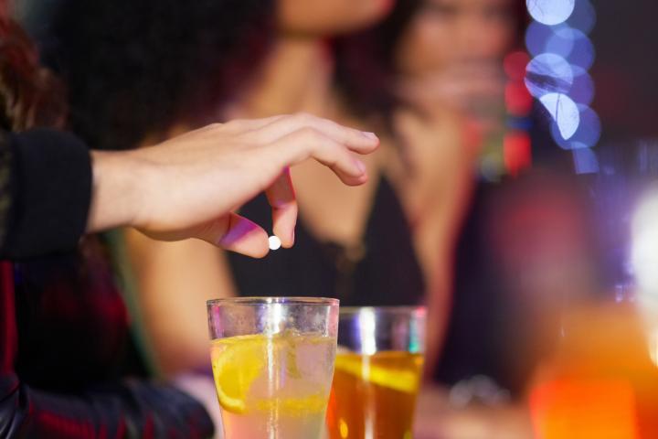 drogas-en-bebidas-canasteo