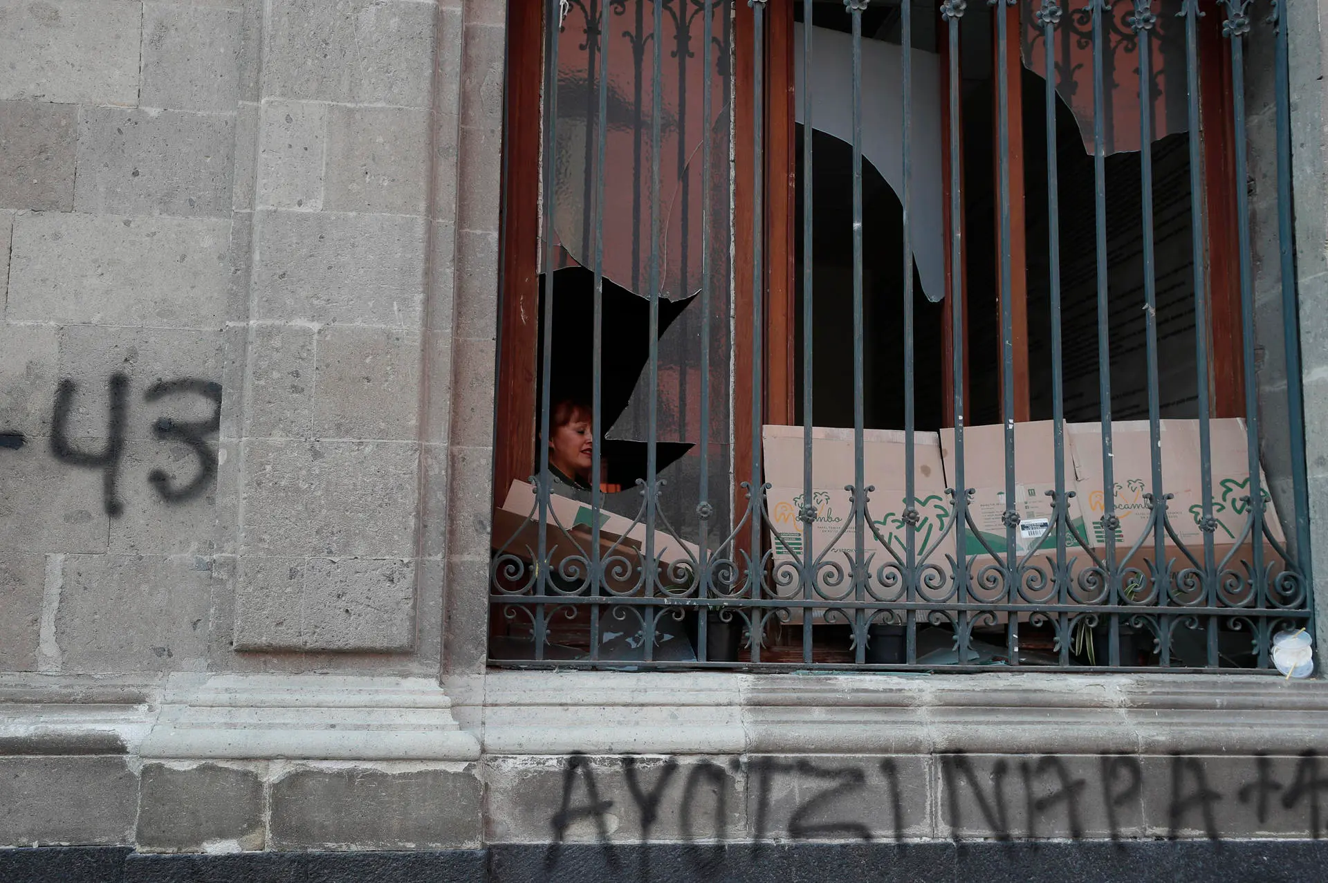 actos-vandalicos-en-palacio-nacional-por-caso-ayotzinapa