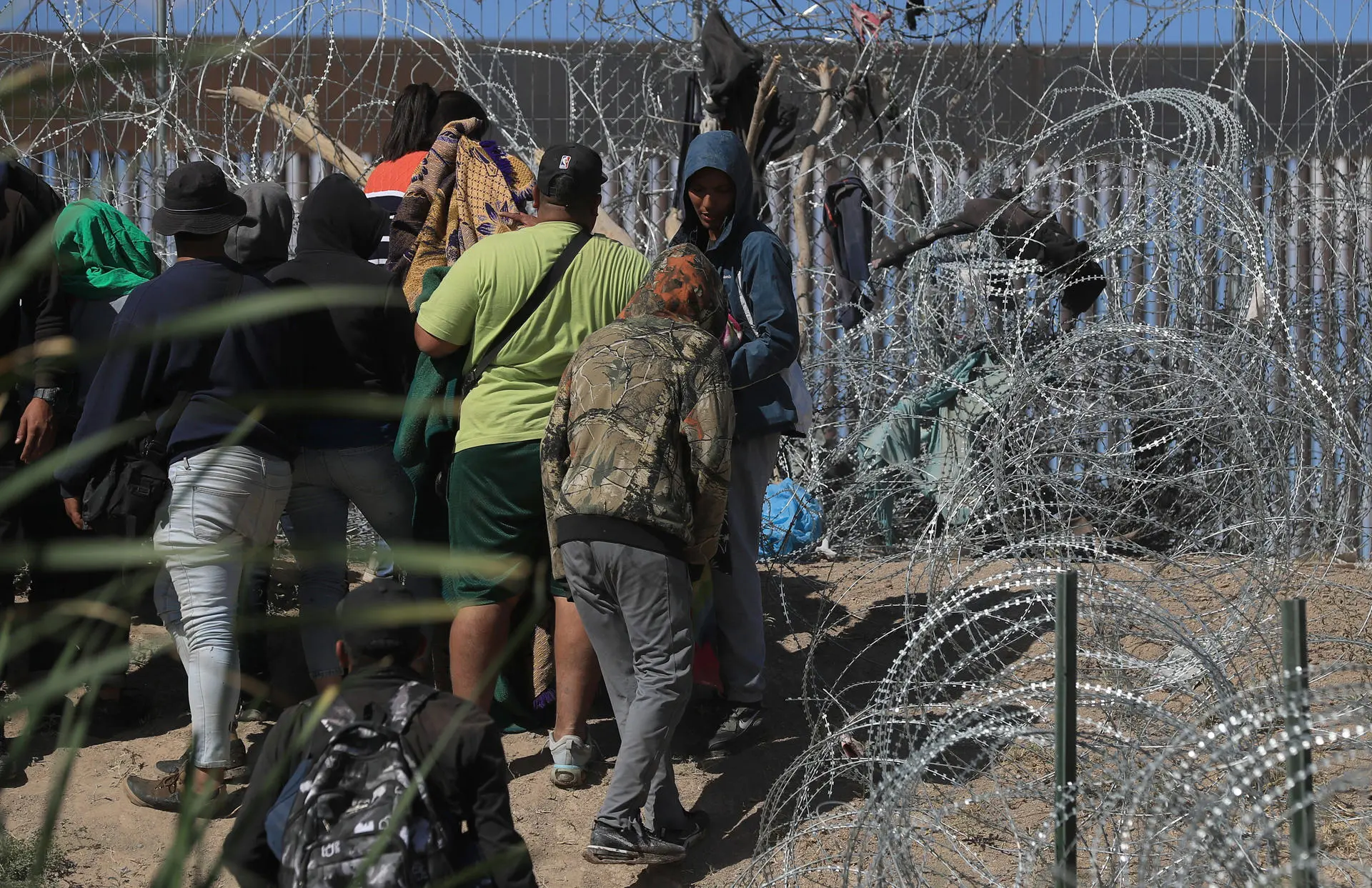 migrantes-ante-la-valla-de-alambre-y-puas-que-divide-la-frontera-de-eeuu-con-mexico