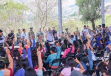 Gobiernos federal y estatal acompañan retorno de desplazados de Chilapa a sus hogares