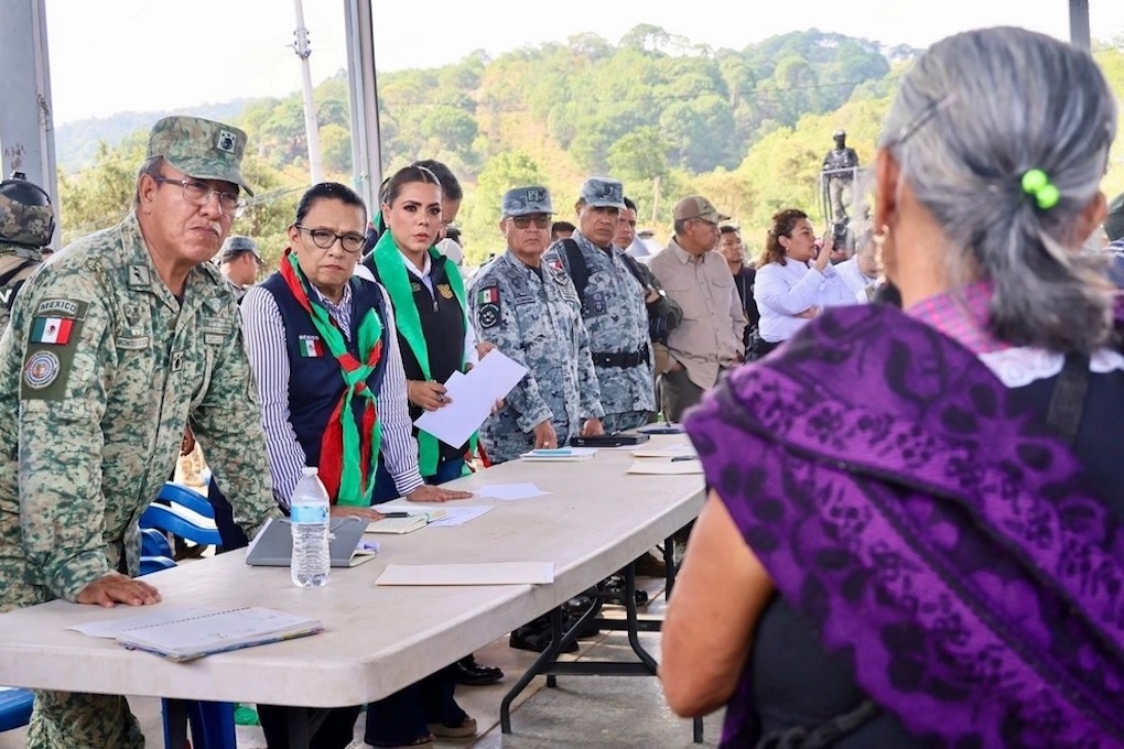 rosa-icela-rodriguez-y-evelyn-salgado-se-reunen-con-desplazados-de-chilapa-1