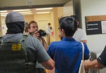 Juez federal prohíbe al gobierno Trump detener migrantes en los juzgados; política es “arbitraria y caprichosa”, afirma