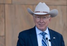 Ken Salazar da su versión de la captura de “El Mayo” en un libro