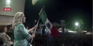 Micrófono abierto exhibe desconocimiento de protocolo de la alcaldesa interina durante el Grito en Cajeme: “Hazle así a la bandera”