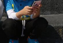 Aprueban la restricción total de teléfonos celulares en primarias y secundarias