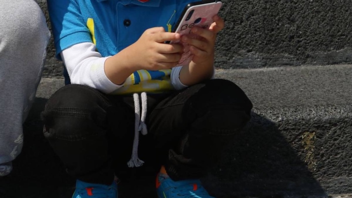 menor-de-edad-celular-escuelas-mexico-1