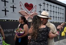 Familiares de víctimas del Casino Royale piden reunión con la FGR tras liberar a dos exmiembros de Los Zetas