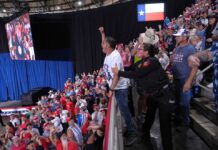 Manifestantes interrumpen a Trump en Texas mientras pide apoyo para Paxton en el Senado