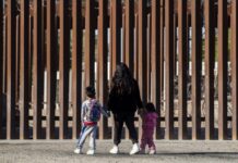 Migrantes buscan cómo regresar a México y algunos recurren a coyotes