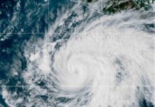 ‘Vance’ sube a huracán de categoría 2 y provoca lluvias en Michoacán, Guerrero y Oaxaca