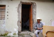 El 80% de mexicanos recorta sus gastos en comida o salud para pagar vivienda, según informe